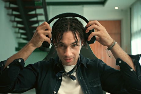 Razer quiere que lleves una IA en la cabeza que te traduce carteles y cuenta tus repeticiones en el gimnasio