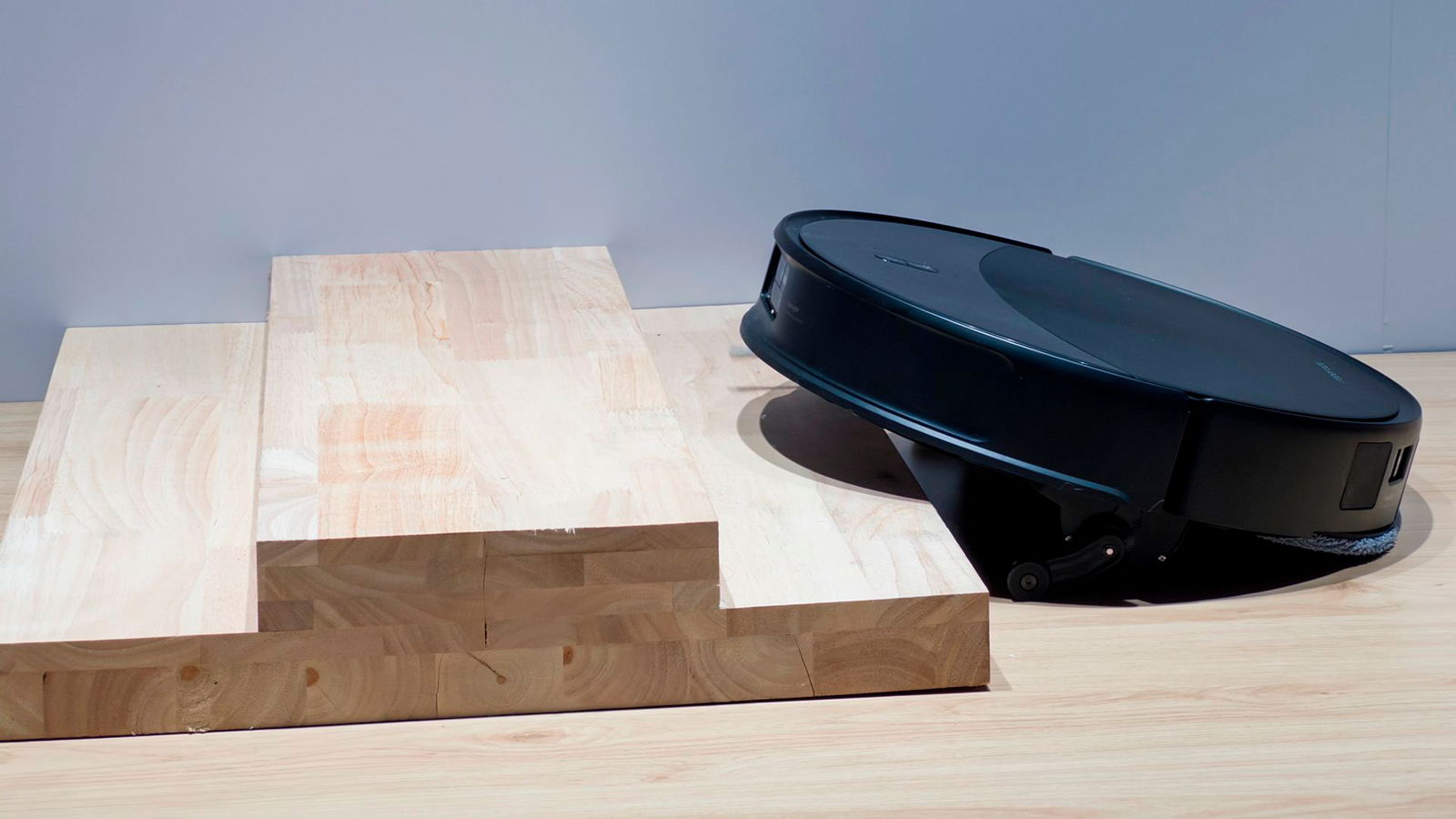 Roborock Saros 20 subiendo un escalón en el CES 2026