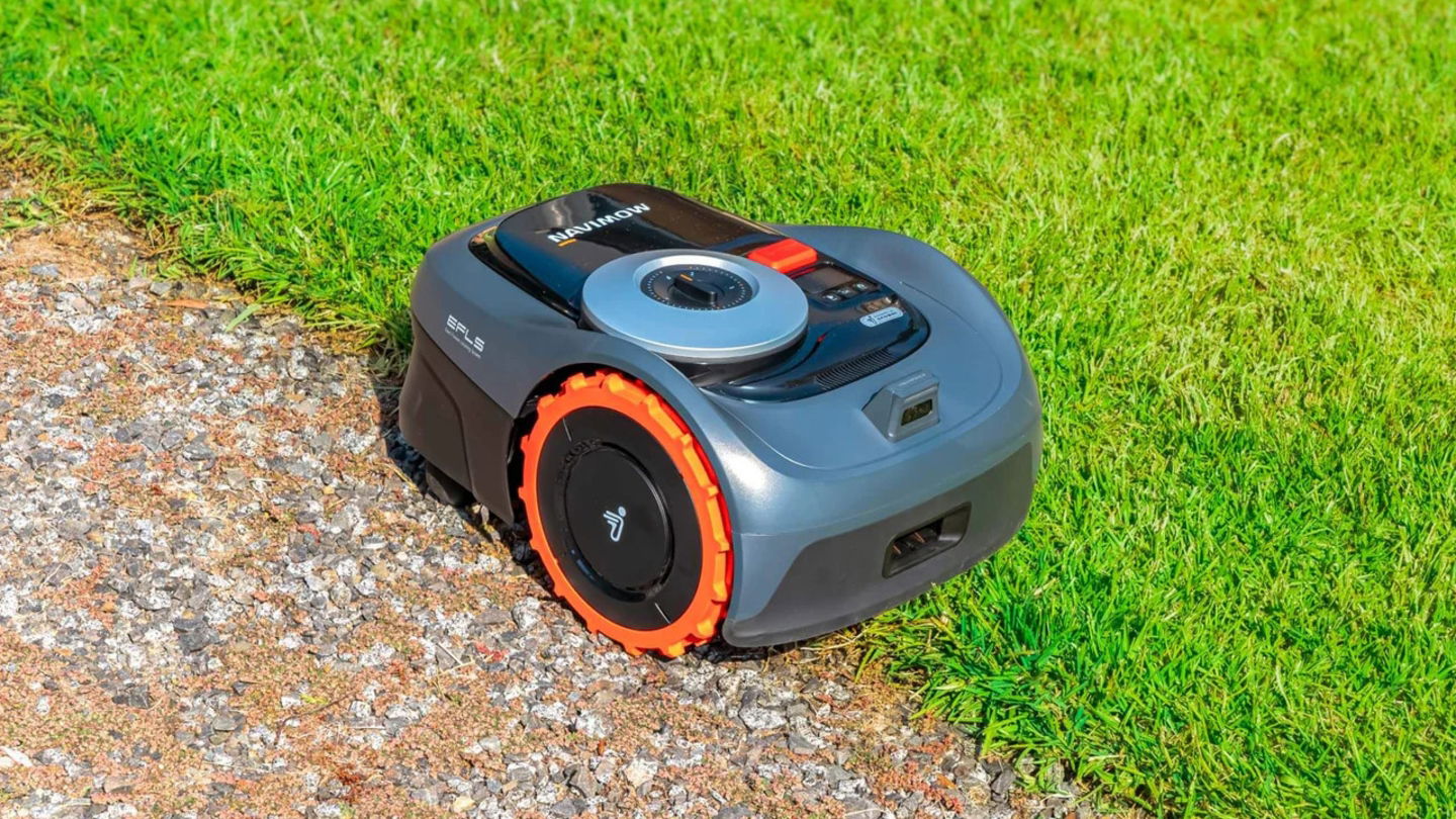 Tecnología RTK de alta precisión, visión e inteligencia artificial y 0 cables: el robot cortacésped que mereces tiene descuentazo
