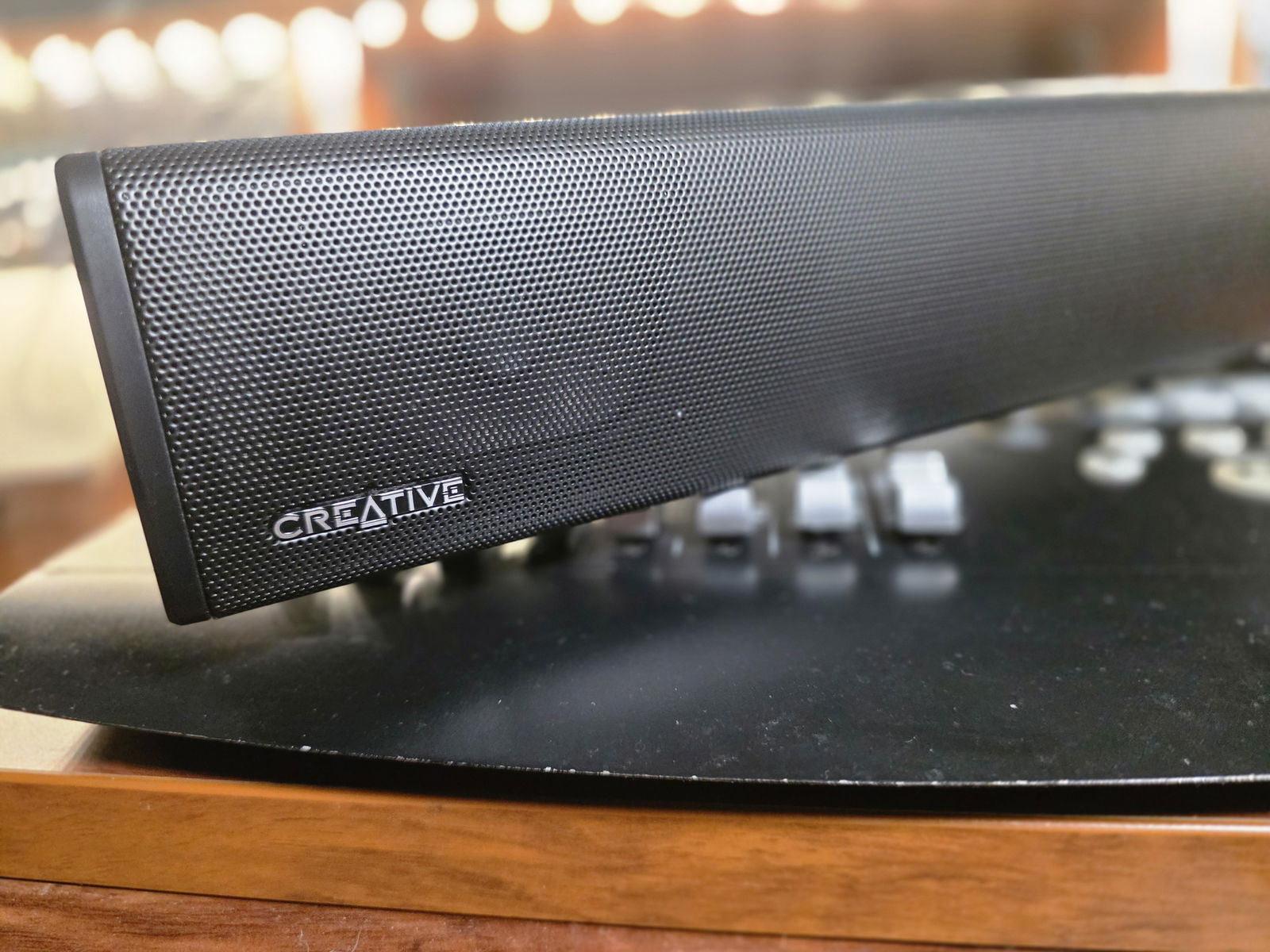 Probamos la Sound Blaster GS3: una barra de sonido que sí tiene sentido en el escritorio