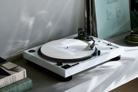 Audio-Technica viste de blanco uno de sus tocadiscos más populares: así es el nuevo look del AT-LP120XBT-USB
