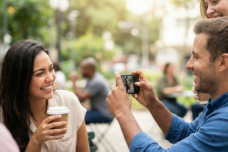 Cómo conseguir mejores fotos para Tinder: guía definitiva según su algoritmo