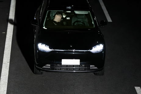 Borracho, dormido en el asiento del copiloto y con el coche en marcha: usó un gadget para engañar al piloto automático y ha acabado condenado