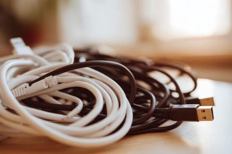 Adiós a los enredos: la solución ideal para organizar los cables de tus cargadores