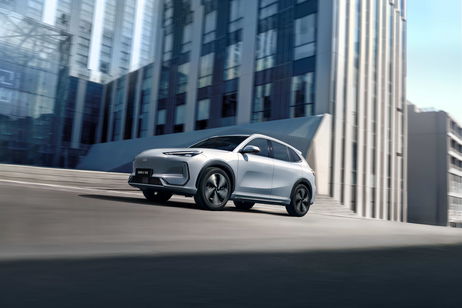 Geely desembarca oficialmente en España: el gigante chino llega en la primera mitad de 2026 con un SUV eléctrico y un híbrido enchufable de 900 km de autonomía