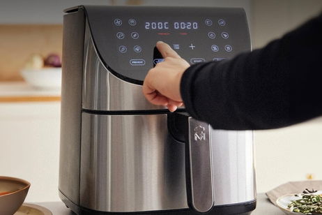 A mitad de precio esta freidora de aire de 7 litros, con pantalla táctil, 12 programas y un regalo