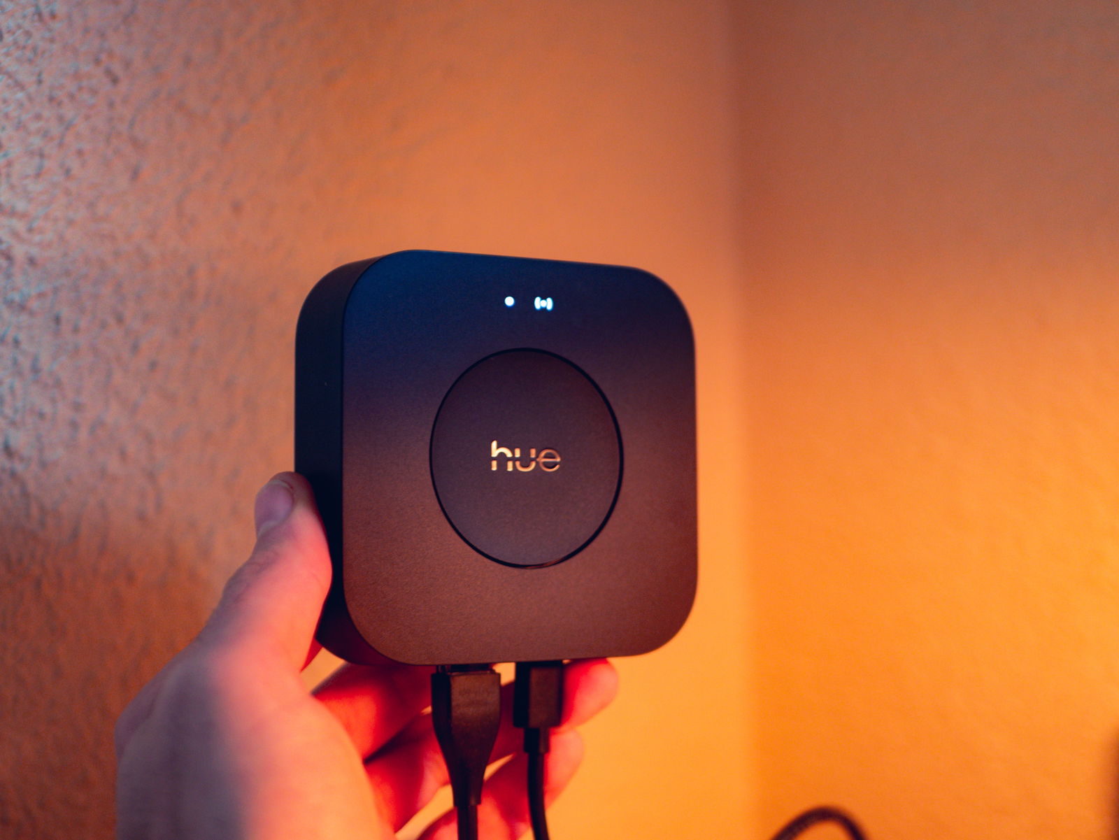 El botón central del Philips Hue Bridge Pro