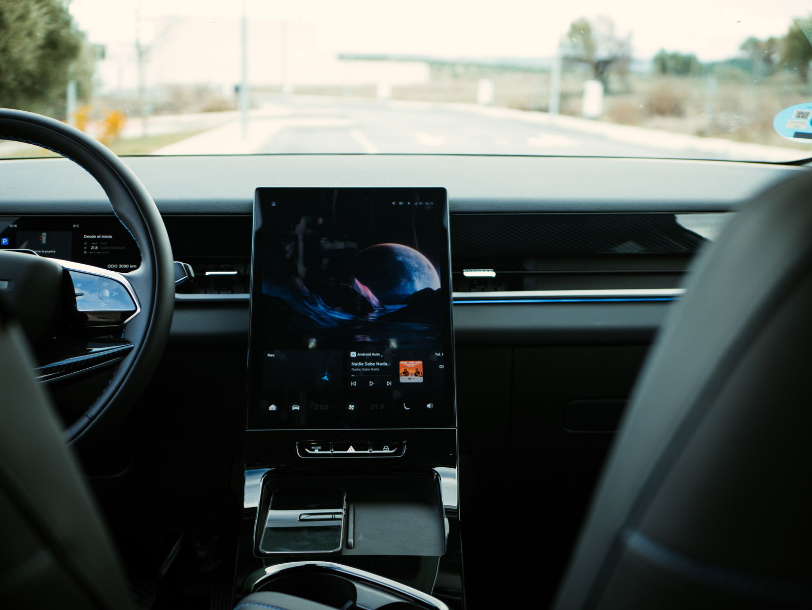 Pantalla central vista desde atras