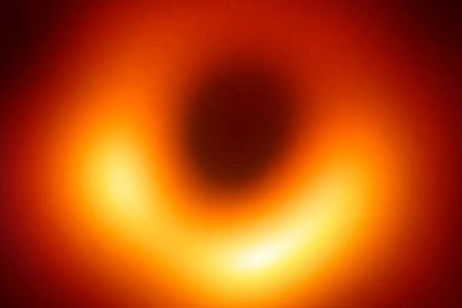 Algo se esconde en el corazón de nuestra galaxia y sería más oscuro que un agujero negro