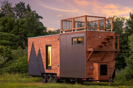 La pequeña casa prefabricada que se expande: tiene la terraza en el tejado