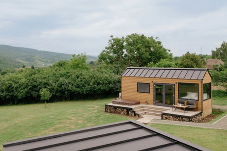 La casita prefabricada más modesta es también increíblemente espaciosa por dentro