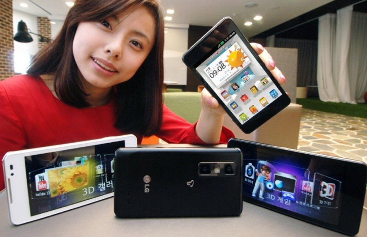 Chica con varios teléfonos LG Optimus 3D Max