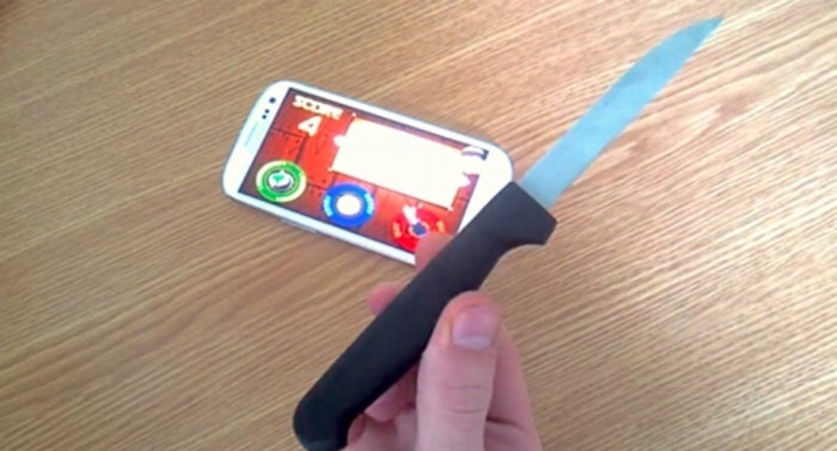 Vídeo jugando a Fruit Ninja en un Samsung Galaxy S III con un cuchillo real, ¿qué pasará?