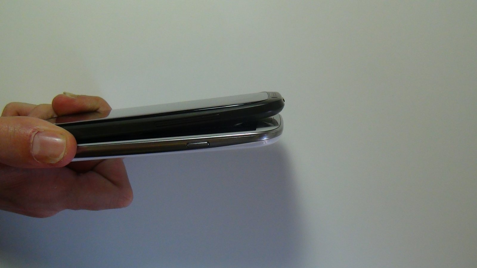 HTC One X vs Samsung Galaxy S III lateral detalle