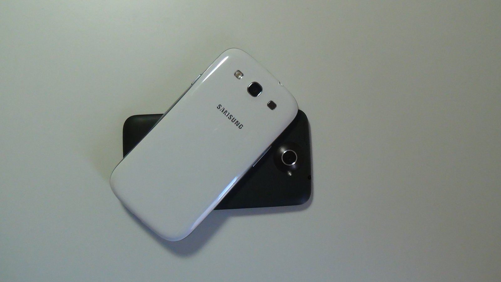 HTC One X vs Samsung Galaxy S III trasera 2