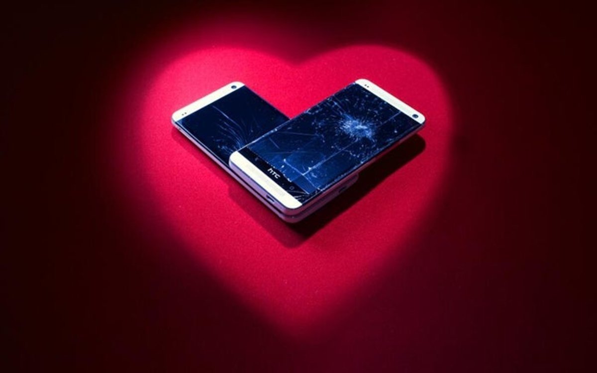 Imagen de dos HTC One con pantallas rotas dentro de un corazón