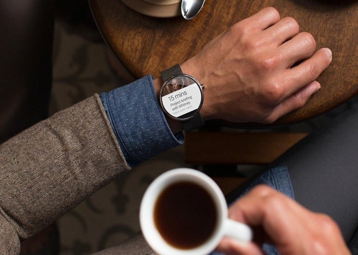 ¿Pueden multarte por mirar la hora en un smartwatch mientras conduces?