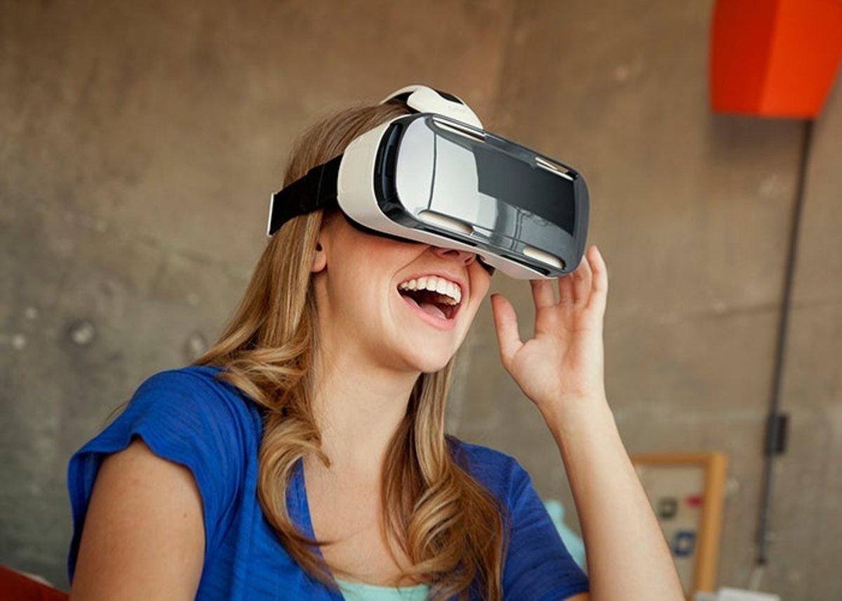 Una chica usando las Samsung Gear VR