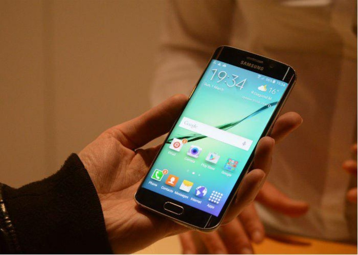 El Samsung Galaxy S6 Edge quiere "educarnos" socialmente con sus bordes curvos