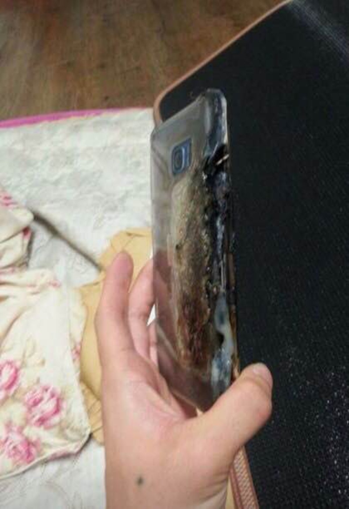 Un Samsung Galaxy Note7 explota durante la carga, ¡mira las imágenes de cómo ha quedado!
