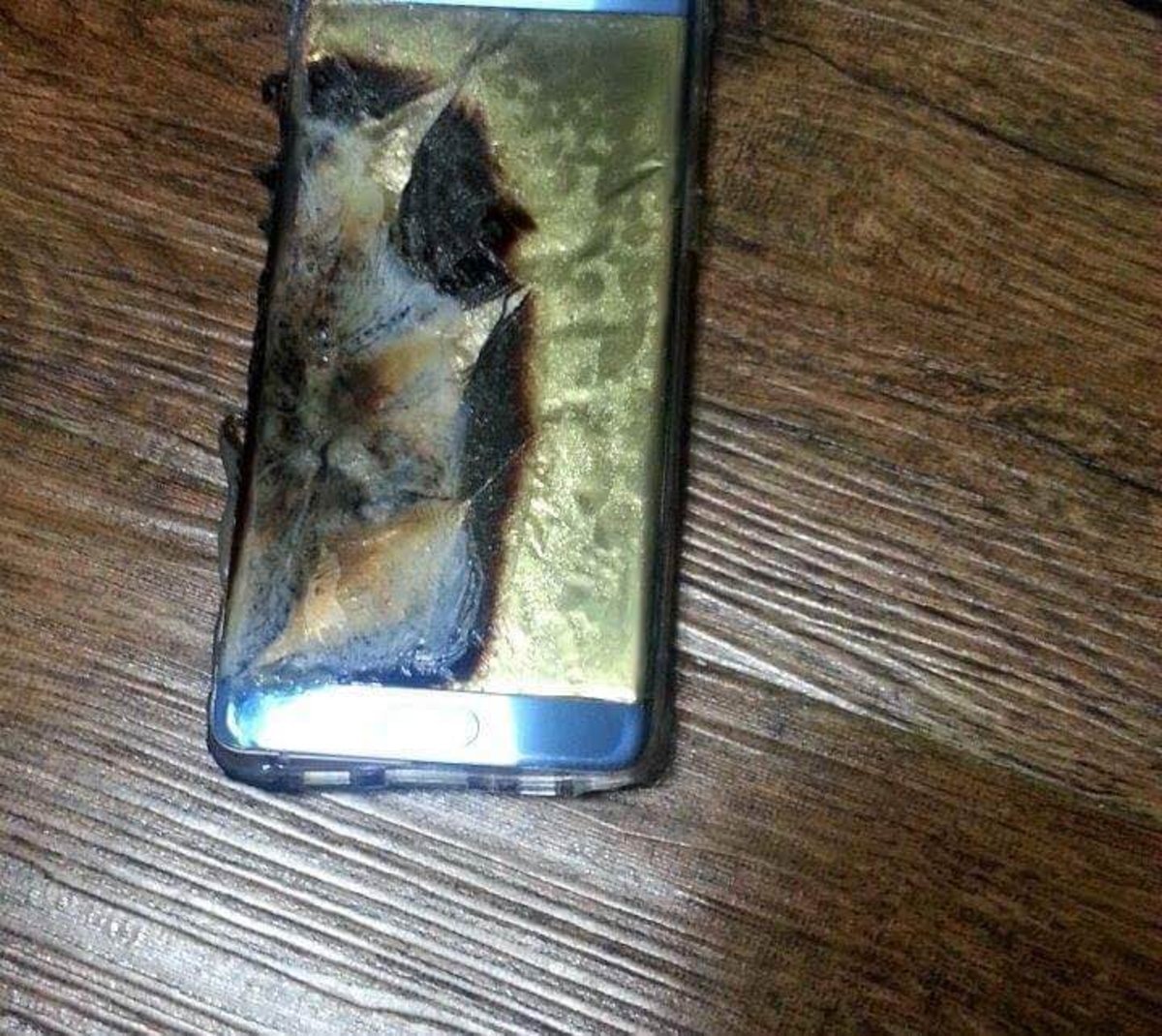Un Samsung Galaxy Note7 explota durante la carga, ¡mira las imágenes de cómo ha quedado!