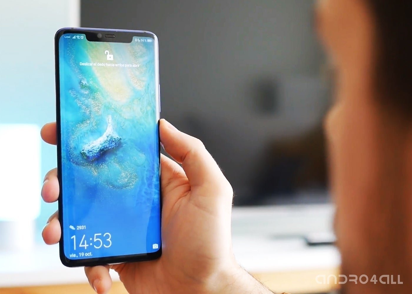 Huawei muestra la primera imagen de su móvil plegable en una invitación del MWC 2019