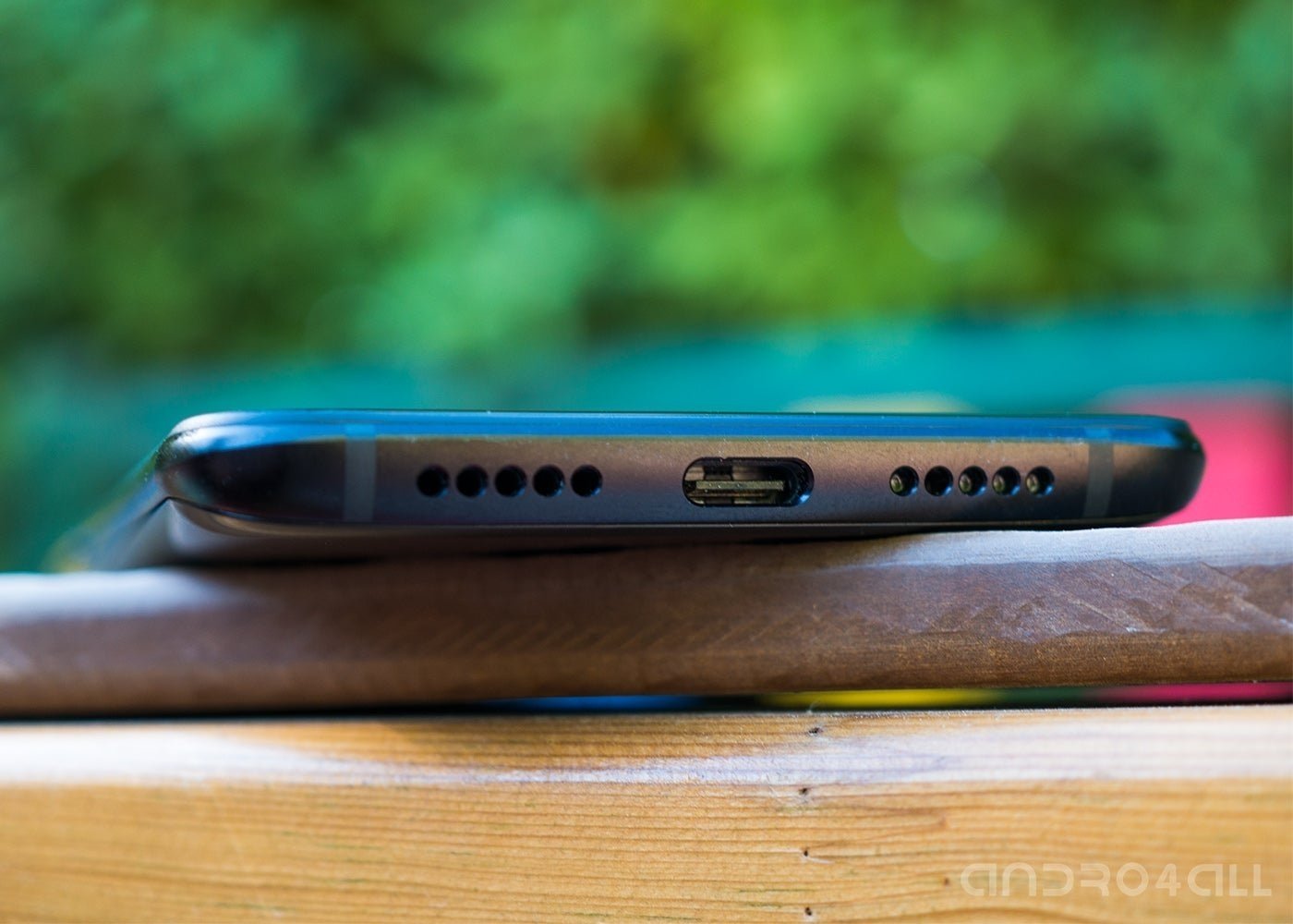 OnePlus 6T, altavoz y micrófono sin jack de audio, y USB
