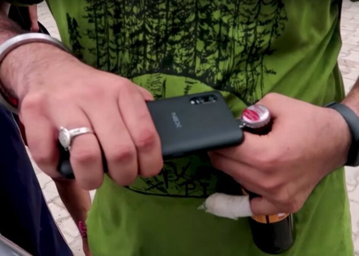 Este vídeo demuestra que las cámaras pop-up no son la mejor alternativa al notch