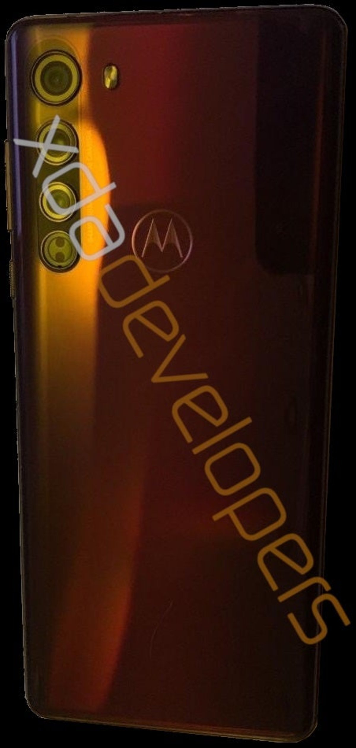 El primer Motorola de la historia con pantalla curva aparece al completo en una filtración con cuádruple cámara, pantalla de 90Hz y Snapdragon 765