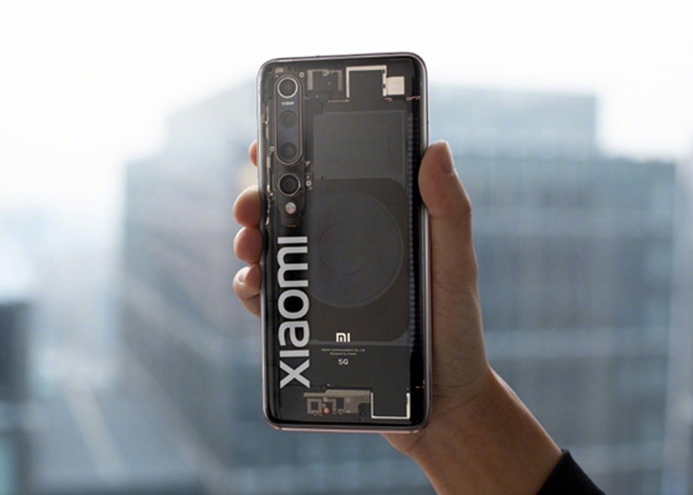 El Xiaomi Mi 10 con su traje transparente