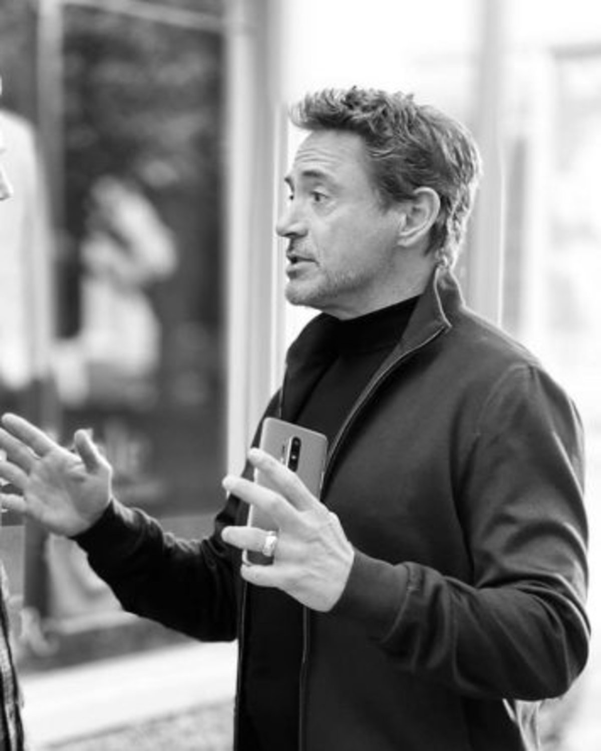 Iron Man ya tiene nuevo móvil: unas nuevas imágenes de Robert Downey Jr. muestran el aspecto del OnePlus 8