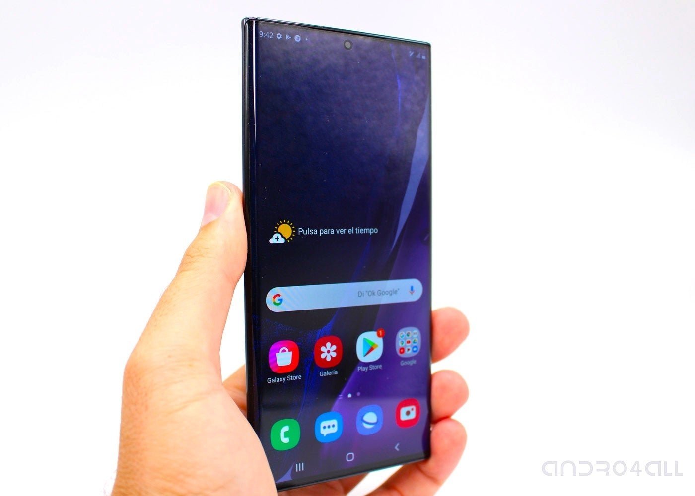 El Samsung Galaxy Note20 Ultra en mano mostrando su pantalla