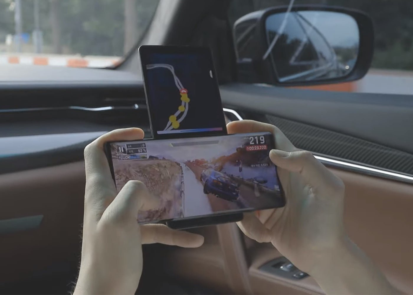 Un vídeo muestra cómo es jugar en el extraño móvil LG con forma de "T"