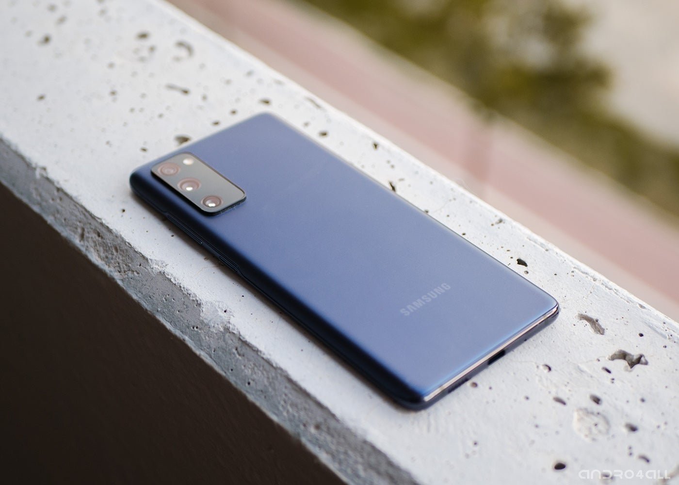Samsung Galaxy S20 FE, parte trasera azul