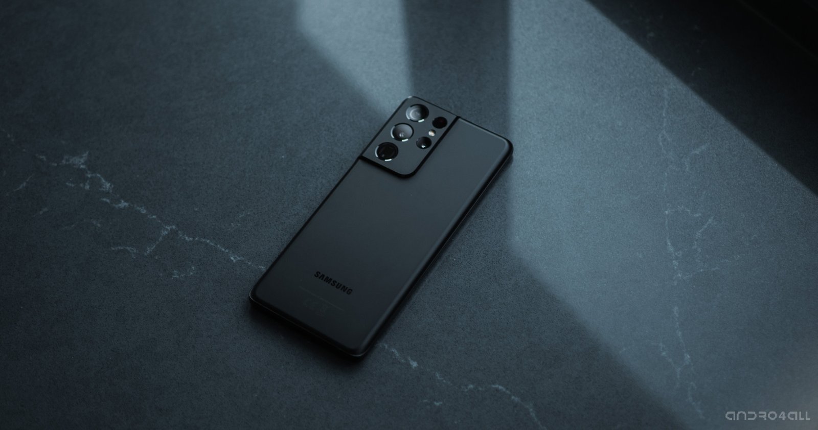 Samsung Galaxy S21 Ultra en color negro mate
