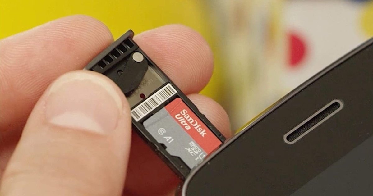 Tarjeta microSD SanDisk Ultra en la ranura de un móvil