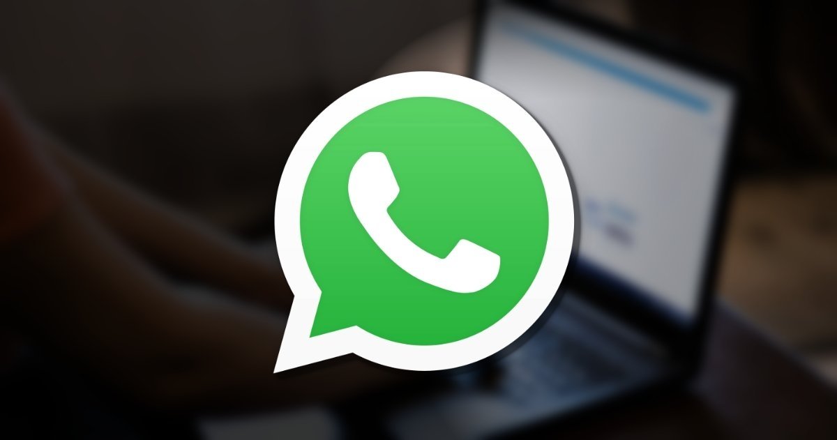 Icono de WhatsApp con ordenador en el fondo