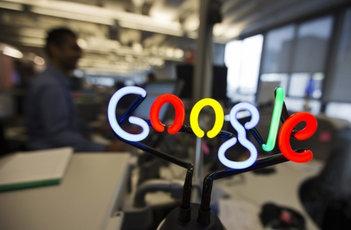 El logo de Google, en una pequeña lámpara de neón.
